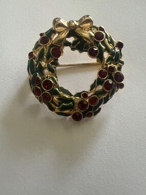 Gold-Tone Green and Red Holiday Wreath Brooch - Unbranded Vintage